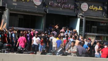 زحام شديد امام احد الافران في بيروت.