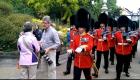 Un garde de la reine Elizabeth II s'emporte contre une touriste