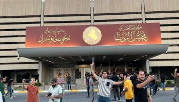 متظاهرون عراقيون أمام مبنى البرلمان