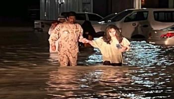 رجال وزارة الدفاع الإماراتية يجلون العالقين بالفجيرة