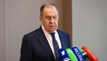 وزير الخارجية الروسي سيرجي لافروف خلال مؤتمر صحفي في أوزبكستان