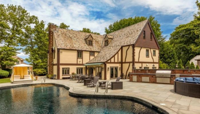 المنزل الشهير من فيلم “الأب الروحي” يتحول لفندق سياحي فخم المنزل الشهير من فيلم “الأب الروحي” يتحول لفندق سياحي فخم