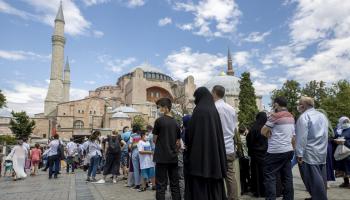 الزوار في طوابير بانتظار دخول المسجد