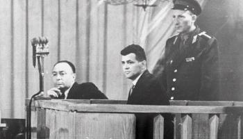 فرانسيس جاري باورز (في الوسط)