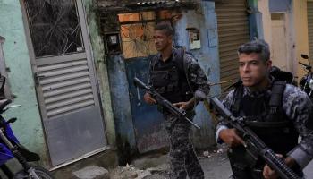 الشرطة البرازيلية بموقع الجريمة