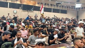 أتباع للصدر خلال اعتصامهم في البرلمان العراقي