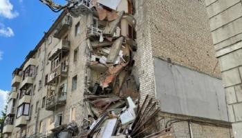 جانب من الدمار الذي لحق أحد مبانى المدينة 