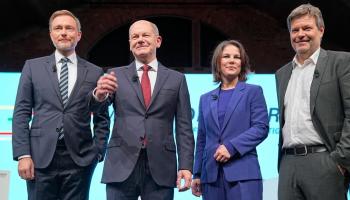 شولتز وسط أعضاء حكومته