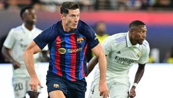 روبرت ليفاندوفسكي مهاجم برشلونة ضد ريال مدريد