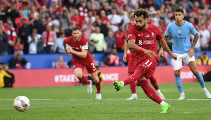صلاح يرتدي الجهاز أثناء تصديه لركلة جزاء ضد مانشستر سيتي