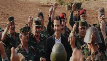 بشار الأسد بين قادة عناصر من الجيش السوري