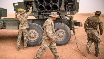 جنود أمريكيون بجانب جزء من راجمة هيمارس خلال تدريب بالمغرب 