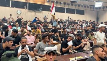 أنصار التيار الصدري في اعتصام تحت قبة البرلمان