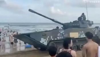 دبابات صينية تتحرك نحو شاطئ قريب من تايوان