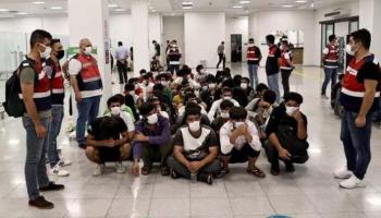 عدد من المقاتلين الأجانب أثناء ترحيلهم بمطار تركي