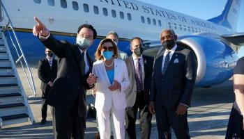 مسؤولون تايوانيون يودعون بيلوسي- رويترز