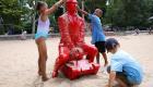 ویدئو | نصب مجسمه قرمز رنگ پوتین در پارک مرکزی نیویورک