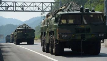 دبابات صينية خلال مناورات حالية بالذخيرة الحية 