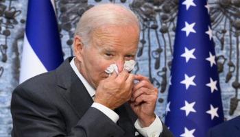 السعال لا يغادر الرئيس الأمريكي جو بايدن 