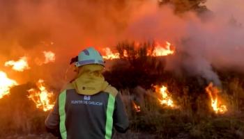 ویدئو |  آتش‌نشانان در حال مبارزه با آتش‌سوزی بزرگ در اسپانیا هستند