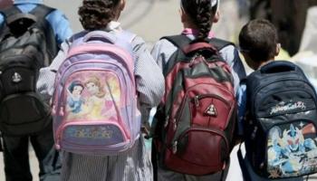 تلاميذ يحملون حقائب مدرسية - أرشيفية