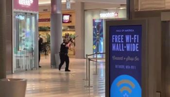 أحد الحراس يصوب سلاحه ويتفقد المكان