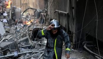 أحد عناصر الدفاع المدني في موقع الغارة في غزة