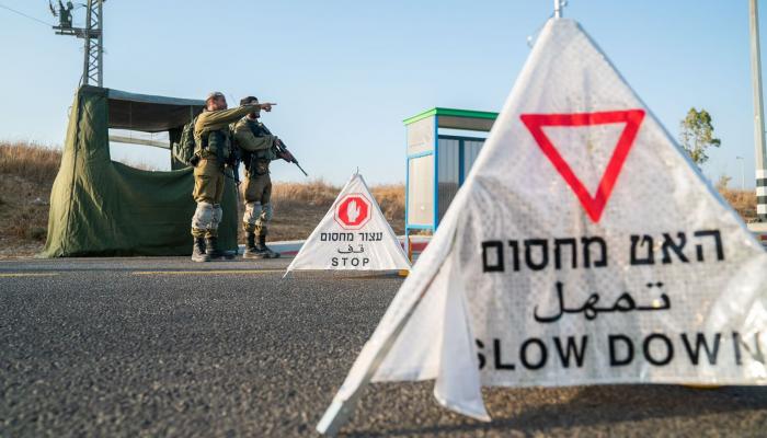 عناصر من الجيش الإسرائيلي قرب حاجر تفتيش