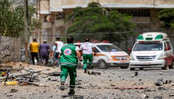 مسعفون يهرعون إلى مكان القصف في غزة