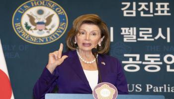رئيسة مجلس النواب الأمريكي نانسي بيلوسي خلال زيارتها لكوريا الجنوبية