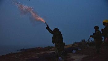 مجند تايواني يطلق قنبلة مضيئة لإبعاد طائرات مسيرة