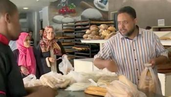ليبيون في أحد المخابز بالعاصمة طرابلس -أرشيفية