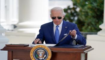 الرئيس الأمريكي جو بايدن في مكتبه بالبيت الأبيض - رويترز