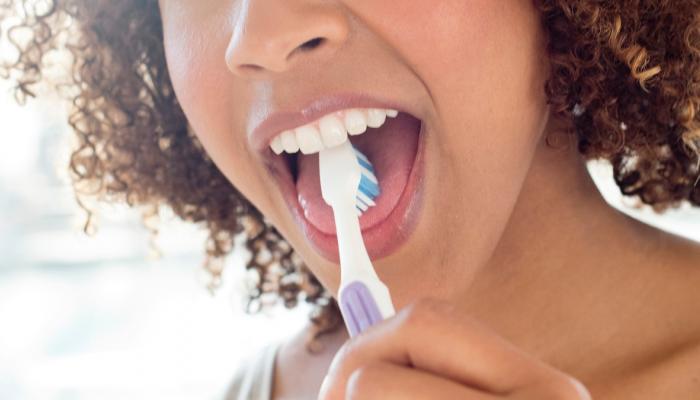 10 عادات سيئة لصحة فمك.. لا تنس تنظيف لسانك بالفرشاة 133-192733-oral-health-tongue-brushing_700x400