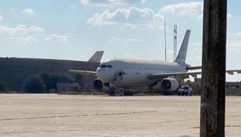 آثار تضرر طائرة في مطار بغداد جراء قصف بالصواريخ