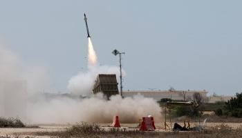 القبة الحديدية تحاول التصدي لأحد صواريخ 