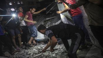 البحث عن ناجين أسفل أنقاض قصف لمبنى بغزة