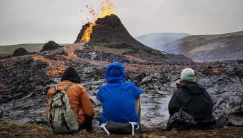 ویدئو | گردشگران در یک قدمی آتشفشان در ایسلند