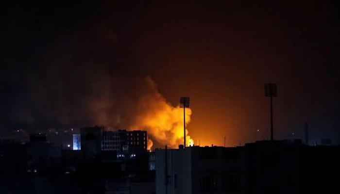 تصاعد أعمدة الدخان من انفجار صاروخي سابق في صنعاء