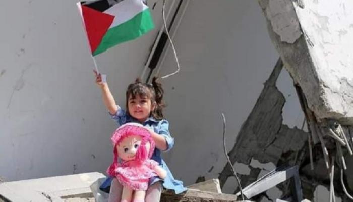 طفلة فلسطينية تجلس على الأنقاض في غزة