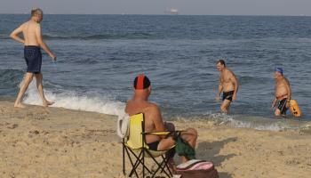 إسرائيليون يعودون إلى الشواطئ مع توقف العملية العسكرية