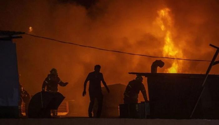Zeytinburnu'nda sanayi sitesinde hırdavat dükkanı alev alev yandı