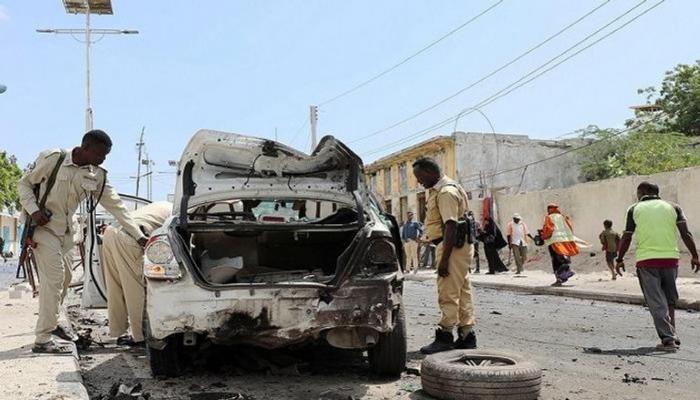 الأمن الصومالي يفحص سيارة بعد تفجيرها - أرشيفية