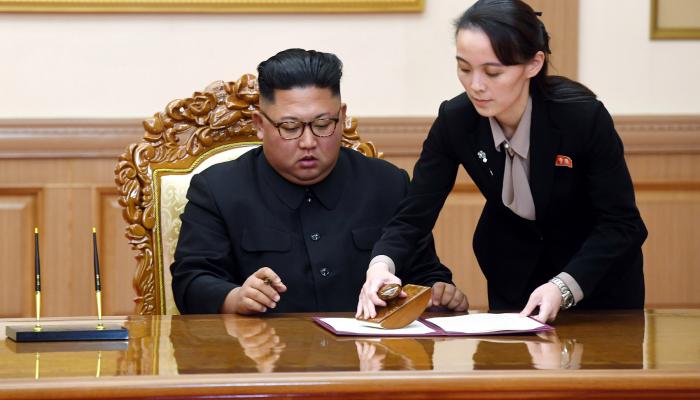 الزعيم الكوري الشمالي وبرفقته شقيقته- أرشيفية