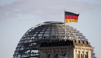 علم ألمانيا يرفرف بجوار قبة مبنى مجلس النواب - رويترز