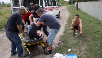 لحظة إسعاف مصاب في أوكرانيا - الفرنسية