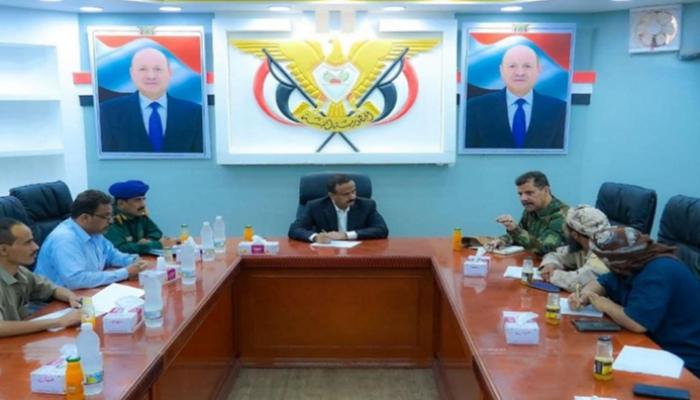 اجتماع العولقي مع القيادات الأمنية والعسكرية في عتق