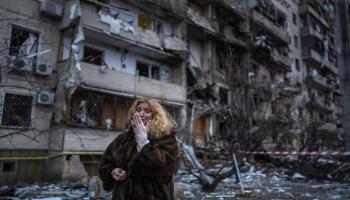 سيدة تبكي بعد دمار منزلها في أوكرانيا - أرشيفية