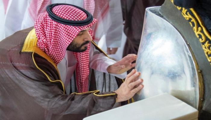 ولي العهد السعودي يشارك في غسل الكعبة