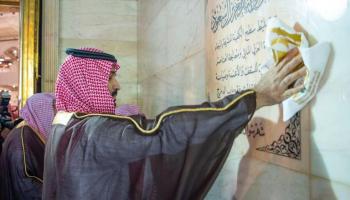 Suudi Arabistan Veliaht Prensi Muhammed bin Selman Kabe’yi temizliyor